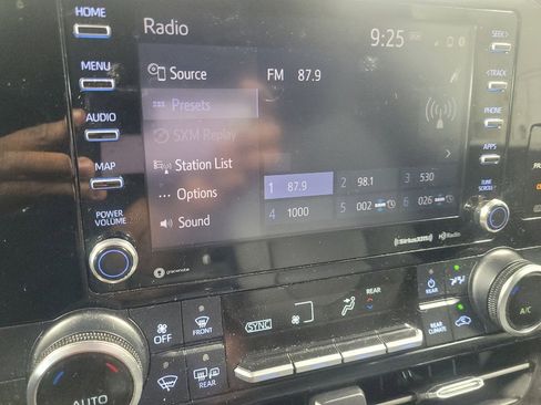 Used 2020 Toyota Highlander LE image 25