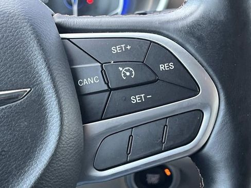Used 2017 Chrysler Pacifica Touring-L FWD image 29