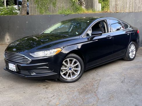 Used 2017 Ford Fusion SE FWD image 1