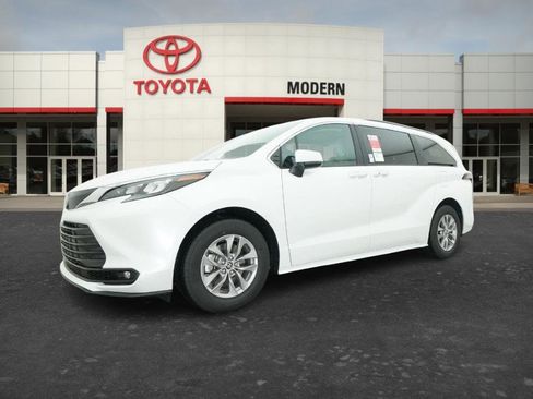 New 2026 Toyota Sienna XLE AWD/4WD image 4