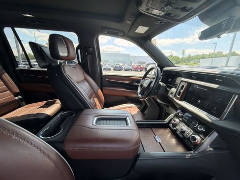 Used 2023 GMC Yukon XL Denali Ultimate AWD/4WD image 15