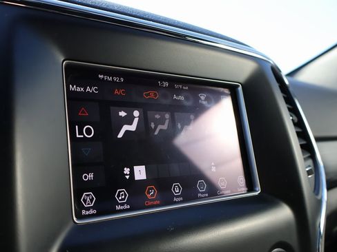 Used 2019 Jeep Grand Cherokee Laredo image 32