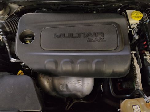 Used 2021 Jeep Cherokee Latitude Plus FWD image 30
