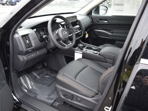 Used 2025 Nissan Pathfinder SL image 13