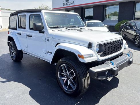 Used 2024 Jeep Wrangler Unlimited w/ Convenience Group AWD/4WD image 3
