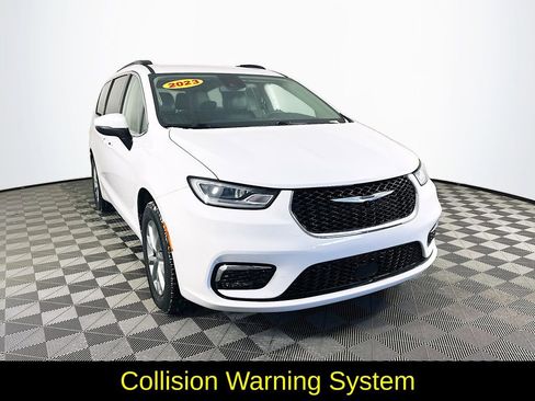 Used 2023 Chrysler Pacifica Touring-L image 3