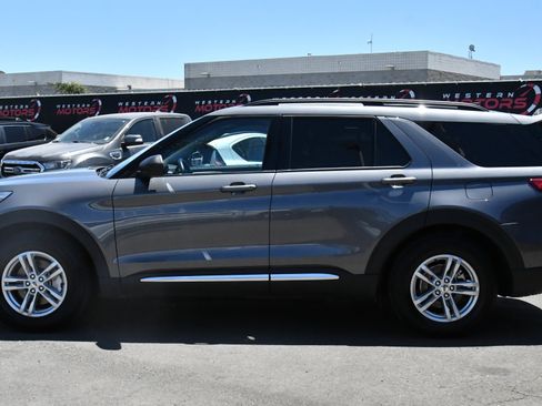 Used 2023 Ford Explorer XLT w/ Equipment Group 202A RWD image 4