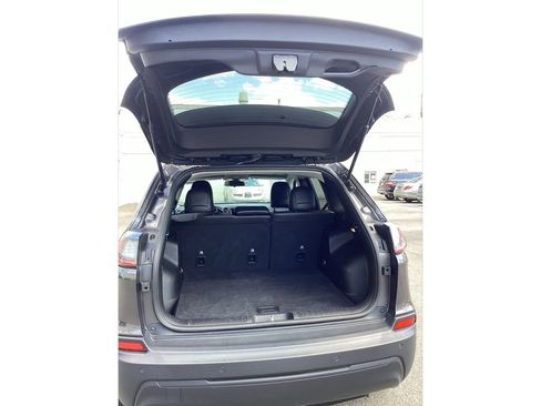 Used 2019 Jeep Cherokee Latitude Plus w/ Cold Weather Group AWD/4WD image 10
