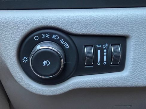 Used 2024 Chrysler Pacifica Touring-L FWD image 10