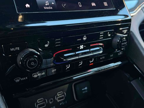 Used 2023 Jeep Grand Cherokee L Laredo image 15