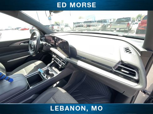 Used 2025 Chevrolet Traverse LT FWD image 27