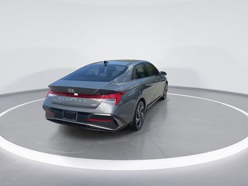 Certified 2025 Hyundai Elantra Limited FWD image 8