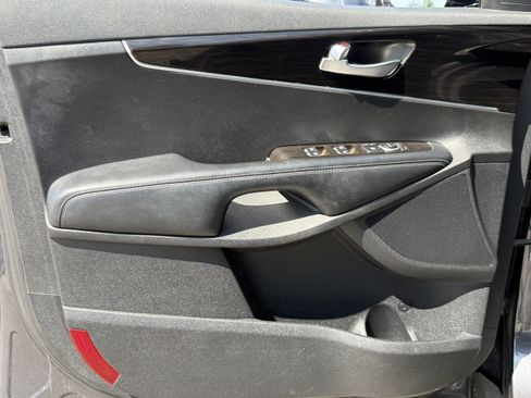 Used 2019 Kia Sorento LX image 13