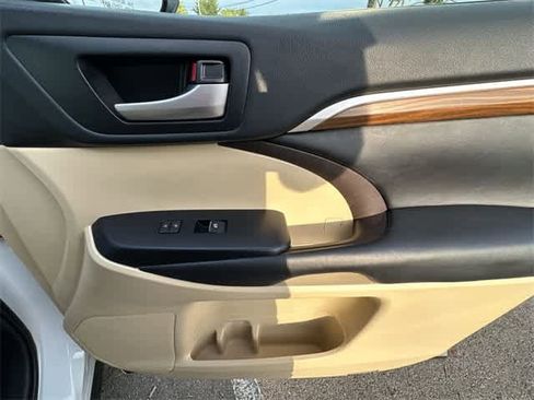 Used 2018 Toyota Highlander Limited image 25