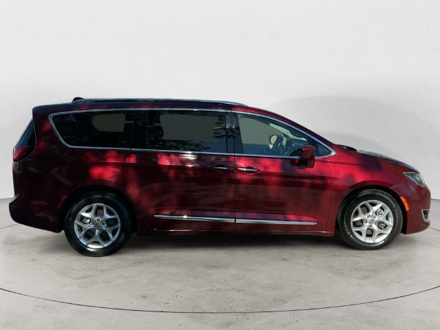 Used 2017 Chrysler Pacifica Touring-L Plus w/ Advanced Safetytec Group FWD image 2