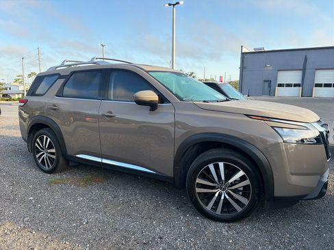 Used 2025 Nissan Pathfinder Platinum w/ Cargo Package FWD image 4