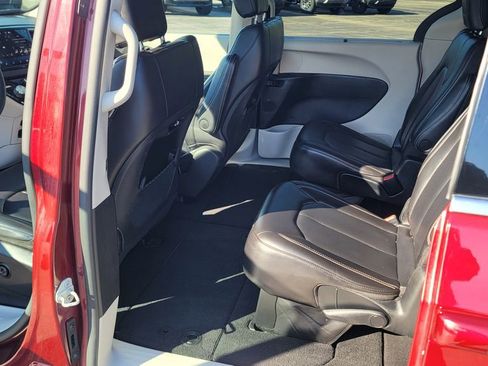 Used 2023 Chrysler Pacifica Touring-L FWD image 26