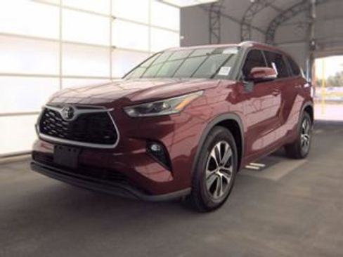 Used 2021 Toyota Highlander XLE FWD image 6