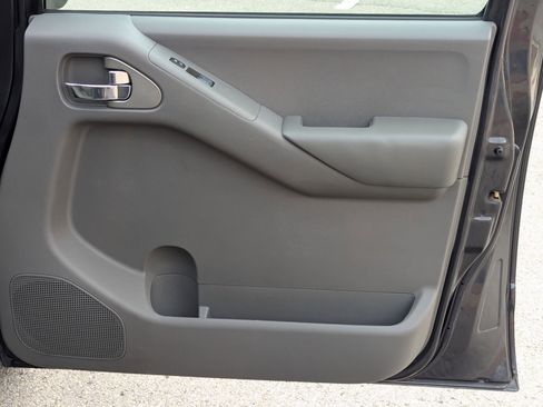 Used 2010 Nissan Frontier SE image 27