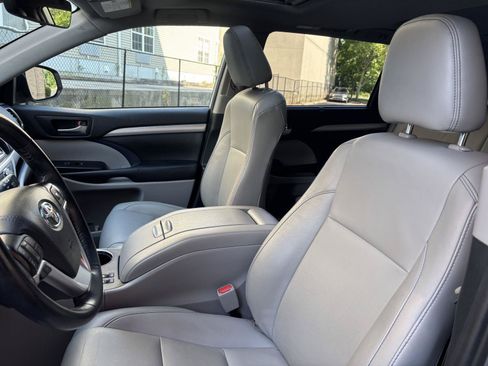 Used 2019 Toyota Highlander XLE AWD/4WD image 10