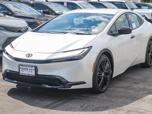 New 2026 Toyota Prius FWD image 3