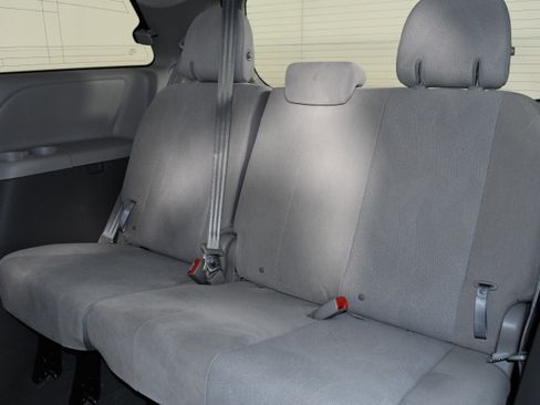 Used 2020 Toyota Sienna L image 22