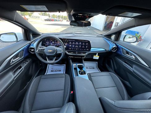 New 2025 Chevrolet Equinox EV LT image 29