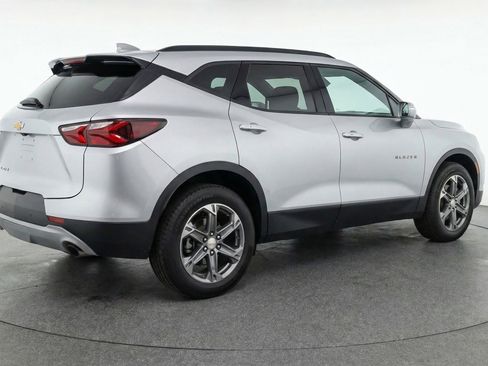 Used 2025 Chevrolet Blazer LT FWD image 9