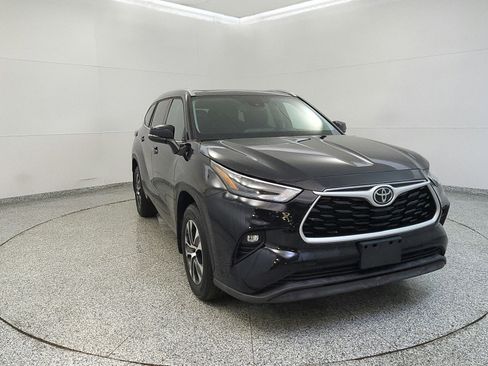Used 2022 Toyota Highlander XLE AWD/4WD image 8