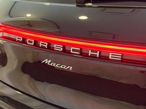 Certified 2024 Porsche Macan AWD/4WD image 25
