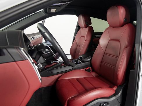 Certified 2023 Porsche Cayenne Platinum Edition image 17