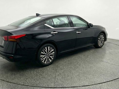 Used 2025 Nissan Altima 2.5 SV image 9