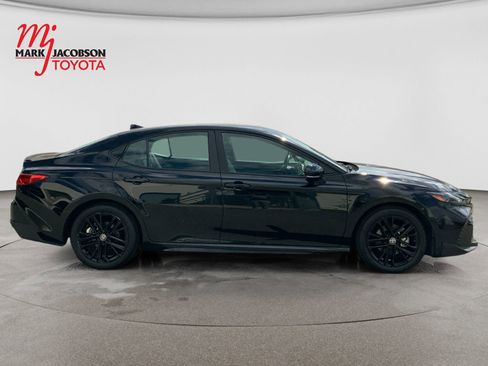 Used 2025 Toyota Camry SE FWD image 4