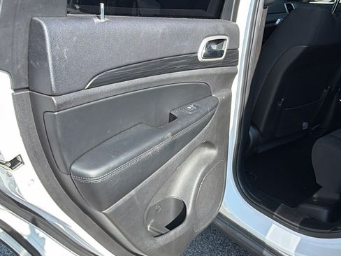 Used 2020 Jeep Grand Cherokee Laredo RWD image 22