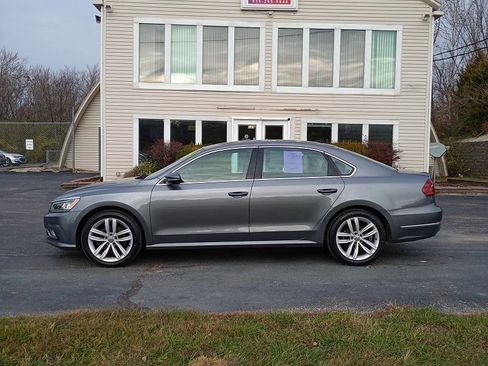 Used 2018 Volkswagen Passat 2.0T SE image 2