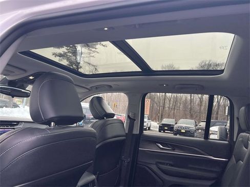 Certified 2023 Jeep Grand Cherokee Limited image 18