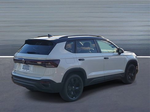 New 2026 Volkswagen Taos SE image 3