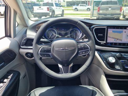 Used 2022 Chrysler Pacifica Limited AWD/4WD image 15
