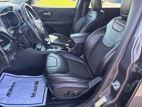 Used 2019 Jeep Cherokee Trailhawk w/ Cold Weather Group image 14