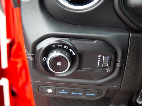 Used 2024 Jeep Wrangler Unlimited Sahara w/ Technology Group AWD/4WD image 19