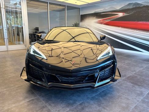 Used 2023 Chevrolet Corvette Z06 w/ Z07 Performance Package RWD image 2