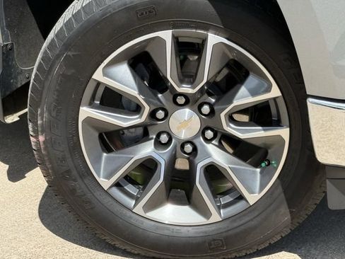 Used 2024 Chevrolet Silverado 1500 LT AWD/4WD image 7