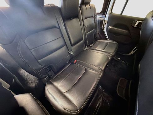 Used 2018 Jeep Wrangler Unlimited Sahara AWD/4WD image 14
