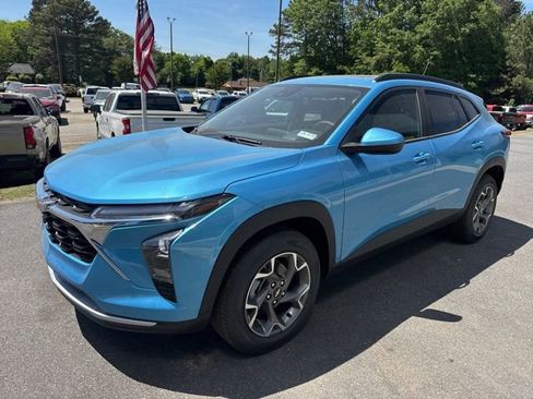 New 2026 Chevrolet Trax LT w/ Sunroof Package FWD image 3