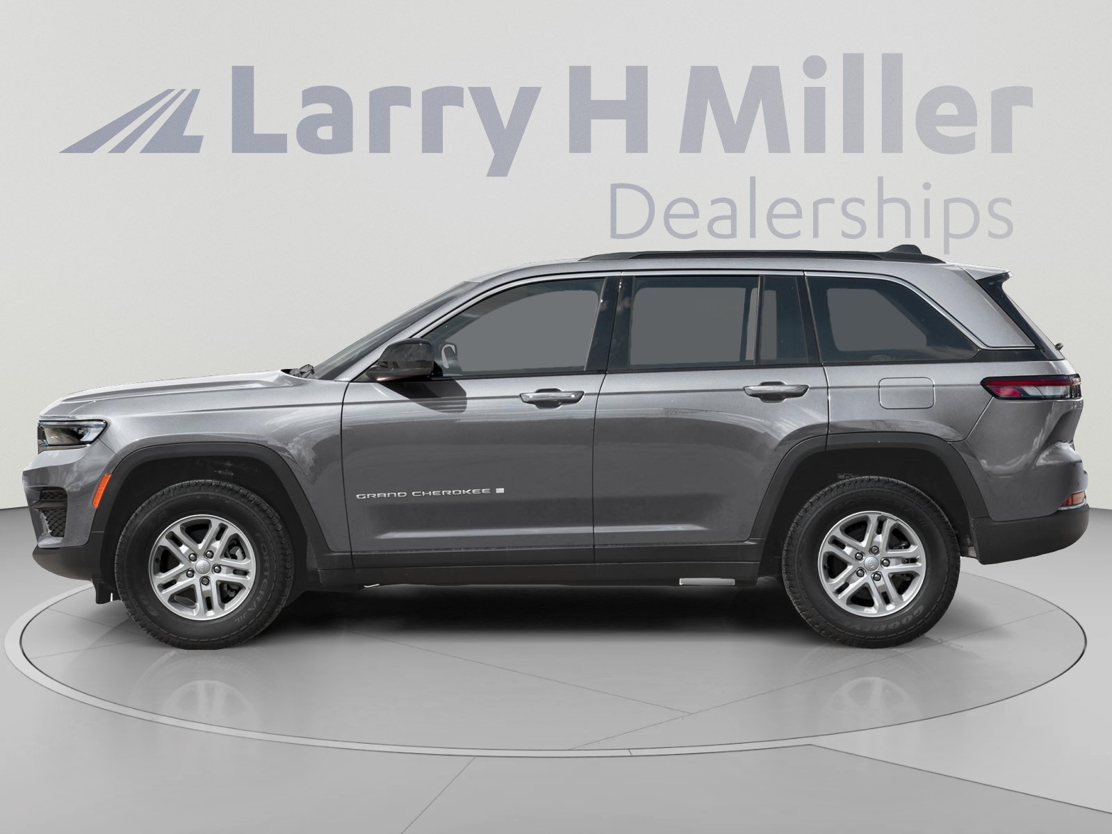 Used 2025 Jeep Grand Cherokee Altitude AWD/4WD image 3