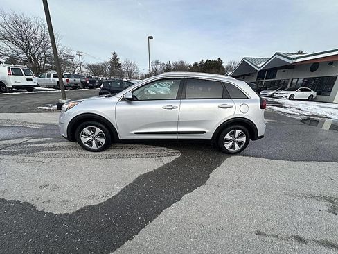 Used 2019 Kia Niro LX image 2