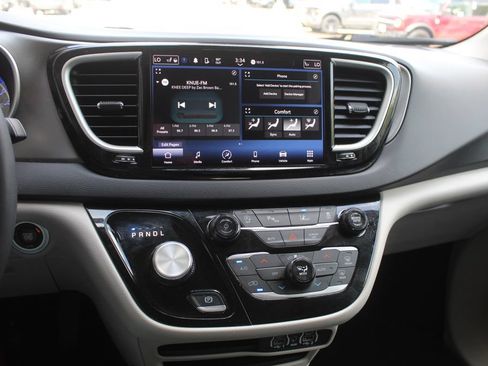 Used 2024 Chrysler Pacifica Touring-L FWD image 12