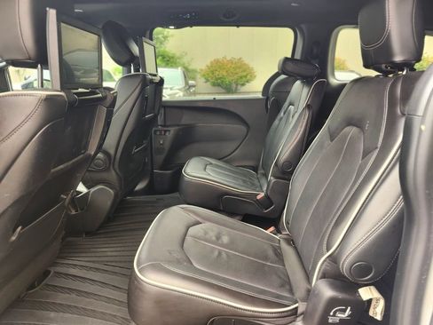 Used 2023 Chrysler Pacifica Limited w/ Uconnect Theater Family Group AWD/4WD image 16