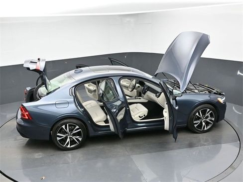 Used 2025 Volvo S60 B5 Plus image 37