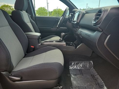Used 2021 Toyota Tacoma TRD Off-Road AWD/4WD image 18